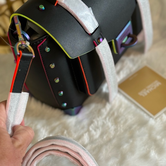 NWT Michael Kors Manhattan Contrast Trim Satchel with Strap. Black - Picture 14 of 14